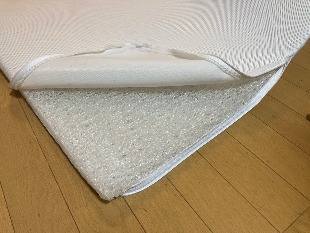 エアウィーヴのカバーを開けて中の素材(エアファイバー)が見えている状態