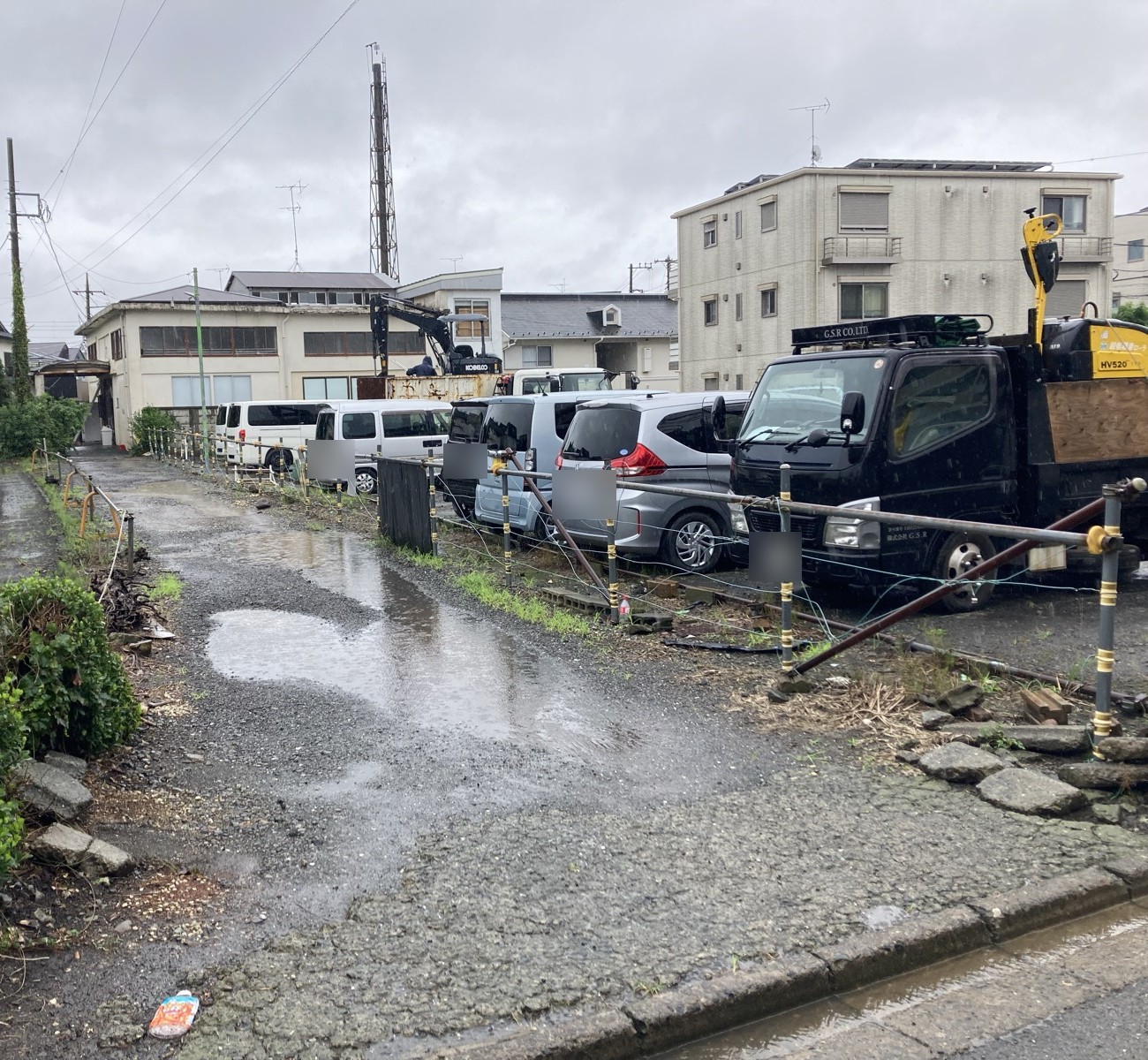しずの湯の建物へ向かう砂利の路地の入口