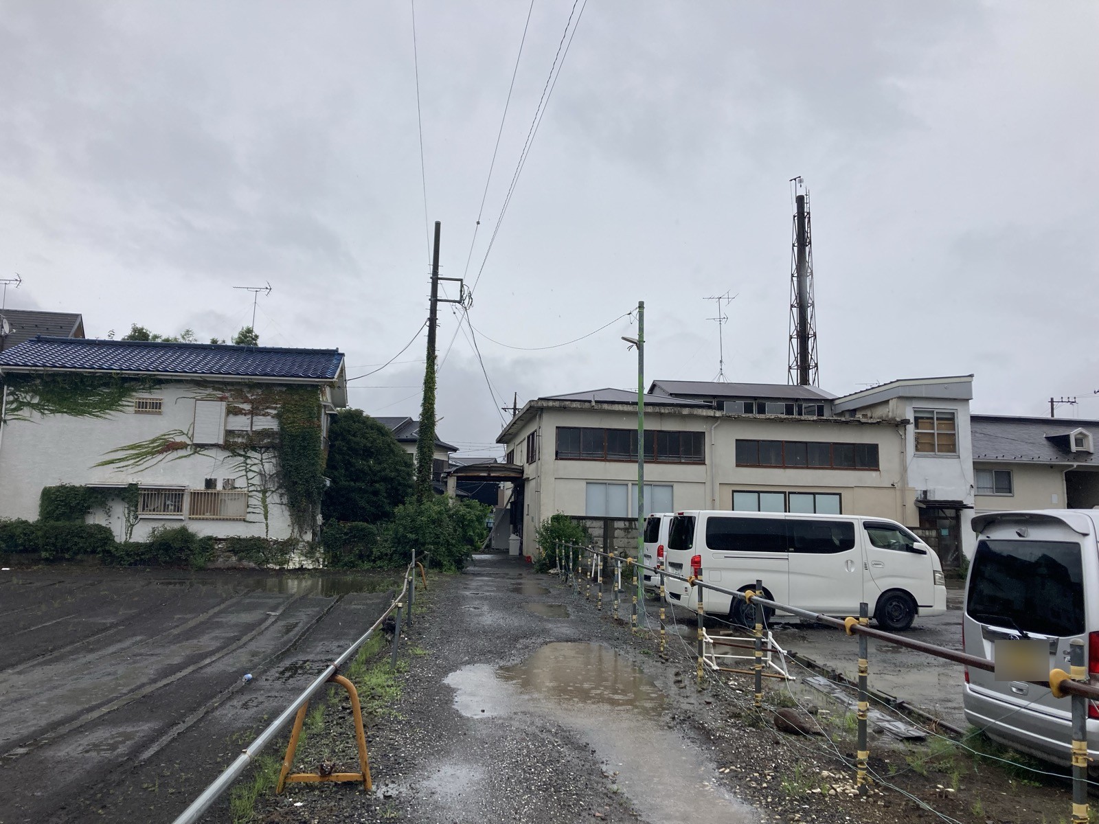 砂利の路地の先。右手に見えるのがしずの湯の建物