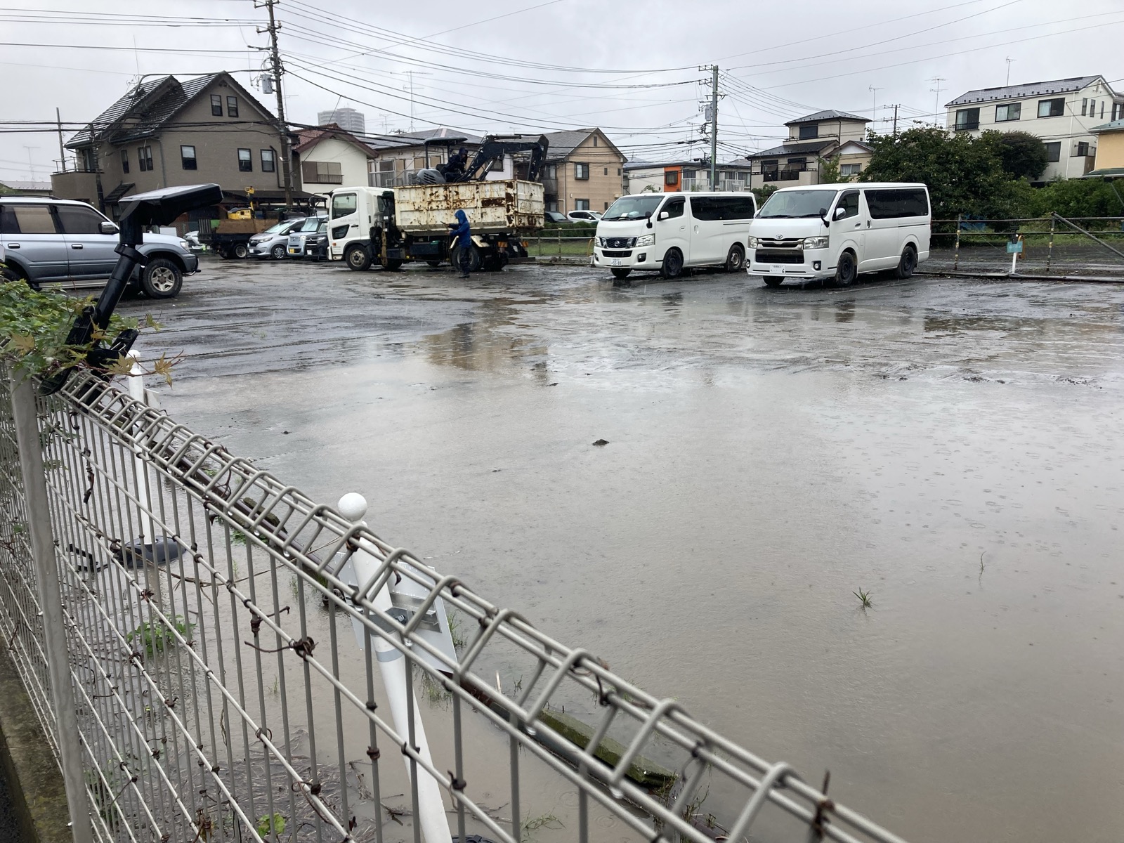 ぬかるんだ駐車場の地面と大きな水たまり