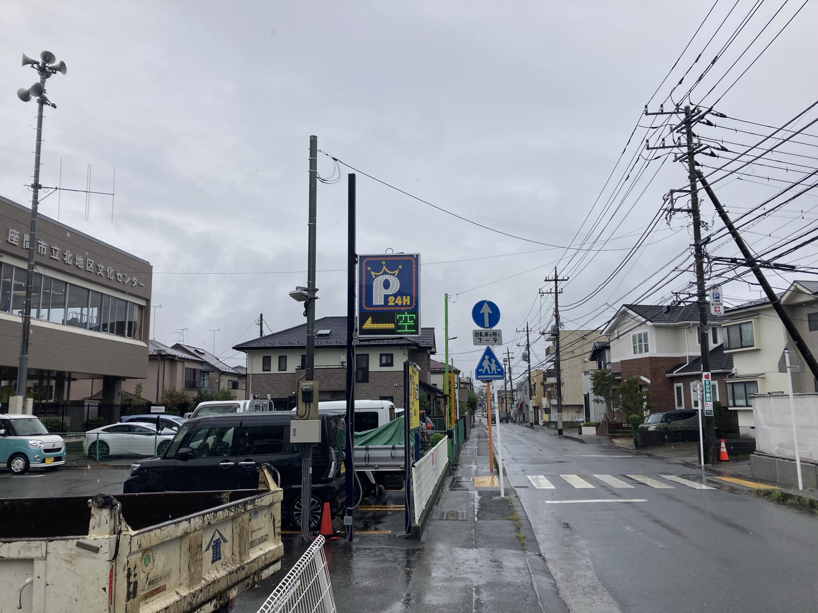 座間市立北地区文化センターの建物が見える通り