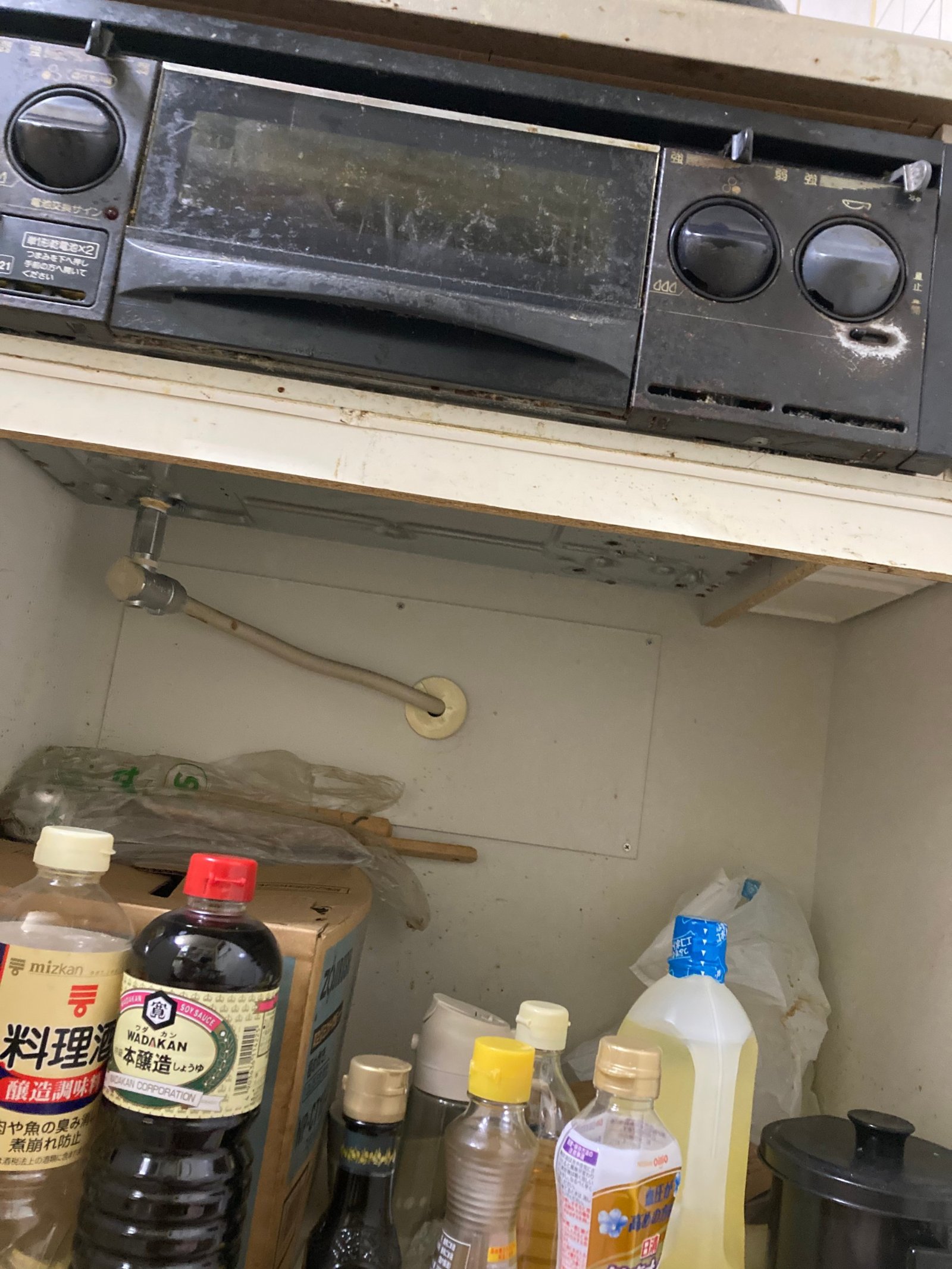 交換前のコンロの下。ガス管がつながっている