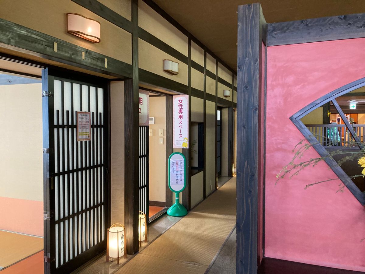 湯快爽快ざまの館内の廊下