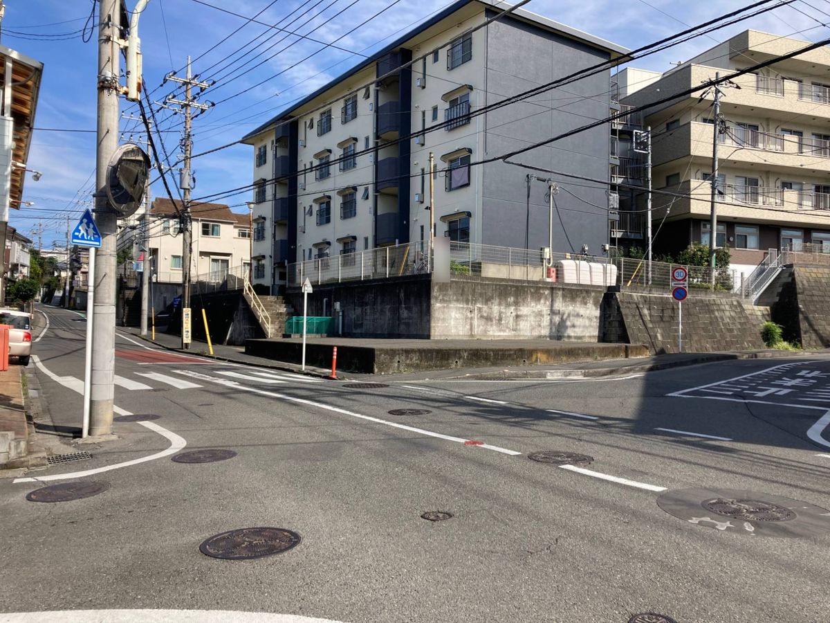 坂を下りきったところのマンション